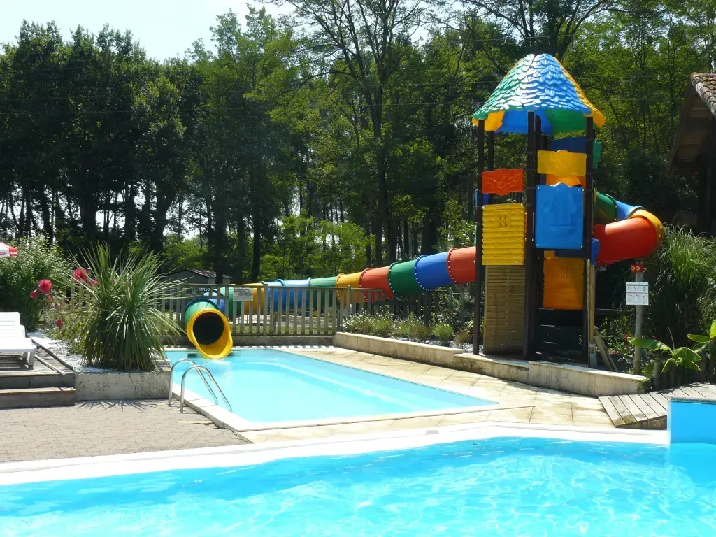 Espace aquatique du camping avec deux piscines et un grand toboggan multicolore